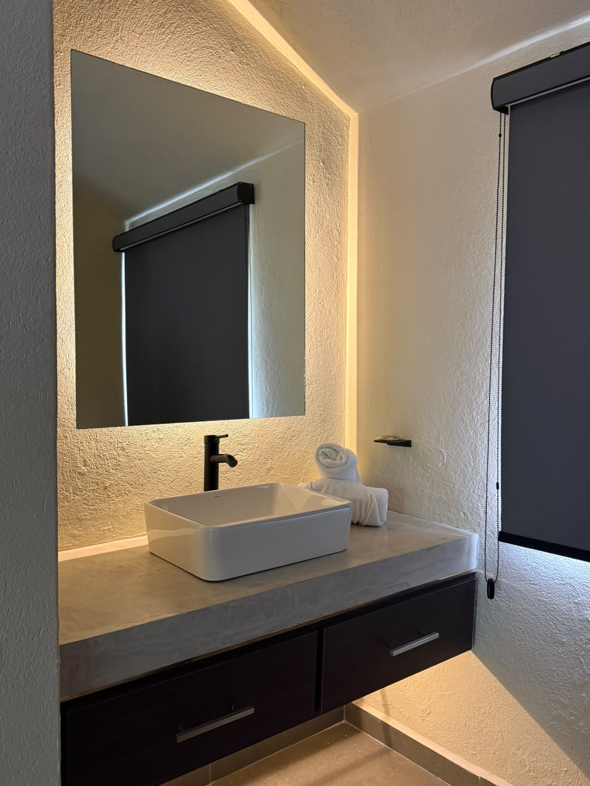 Hotel Coy guest room